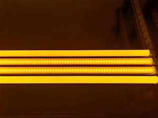 Lampă galbenă pentru cameră curată